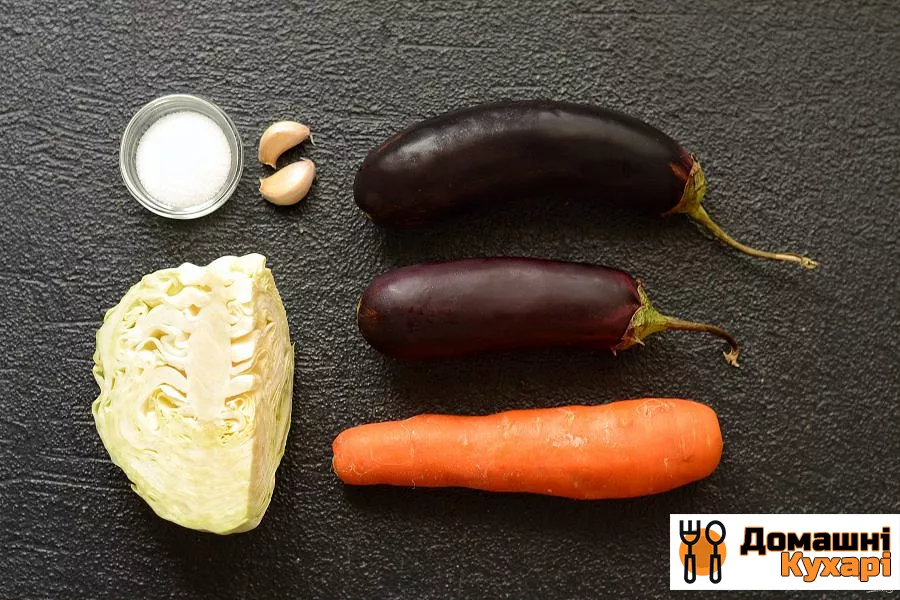 Фаршировані баклажани з морквою і капустою - фото крок 1