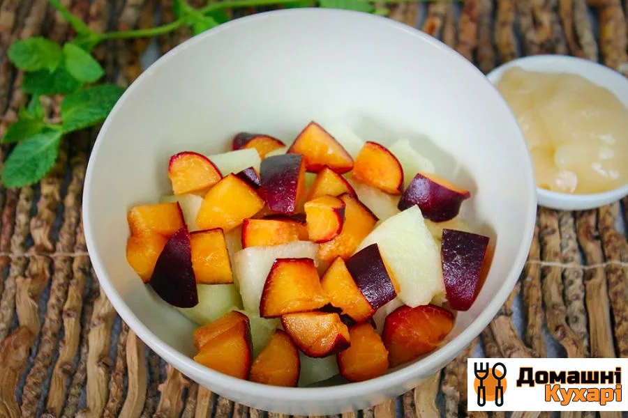 Фруктовий салат з дині, персика і чорного абрикоса - фото крок 3