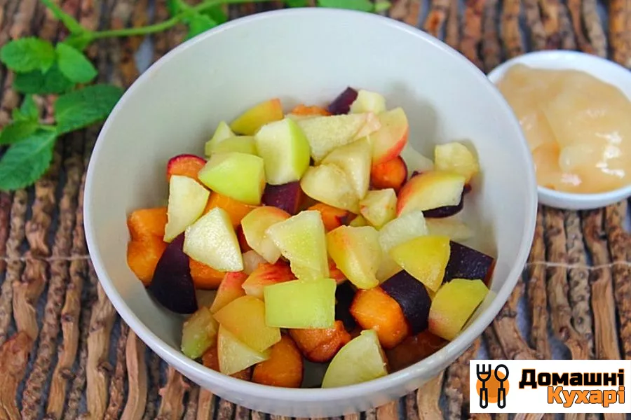 Фруктовий салат з дині, персика і чорного абрикоса - фото крок 4