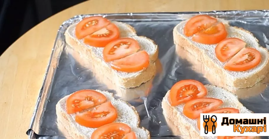 Гарячі бутерброди зі шпротами, помідорами і сиром - фото крок 2