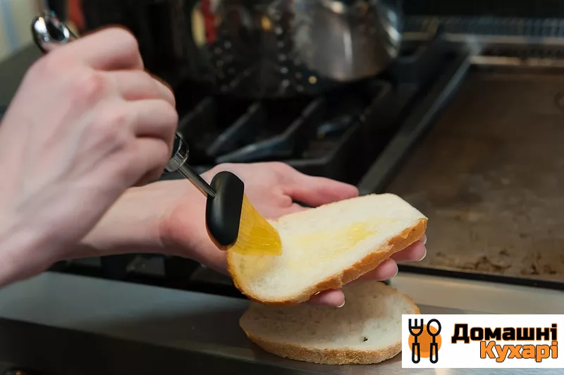 Гарячий бутерброд на сковороді - фото крок 2