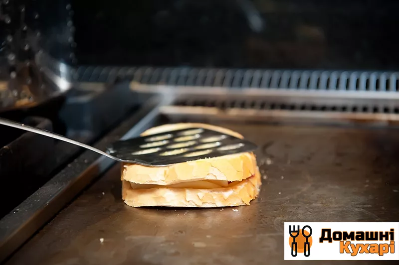 Гарячий бутерброд на сковороді - фото крок 5