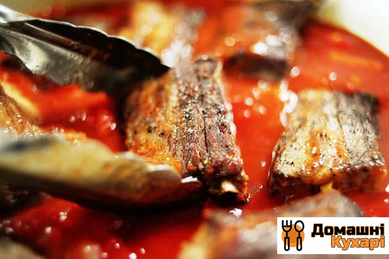 яловичі реберця, тушковані в томатному соусі - фото крок 4