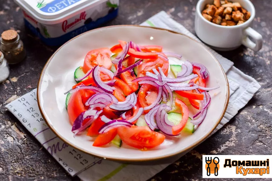 Грецький салат з сухариками і куркою - фото крок 4