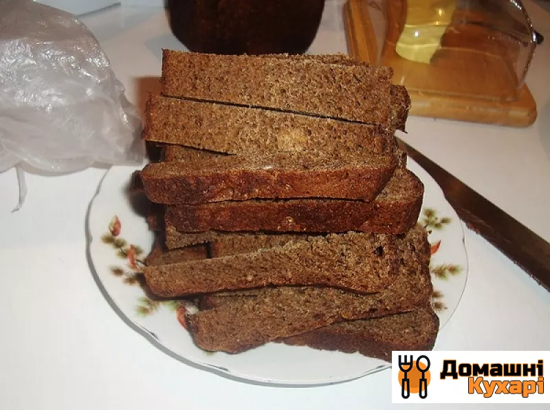 Грінки з чорного хліба з сиром - фото крок 1