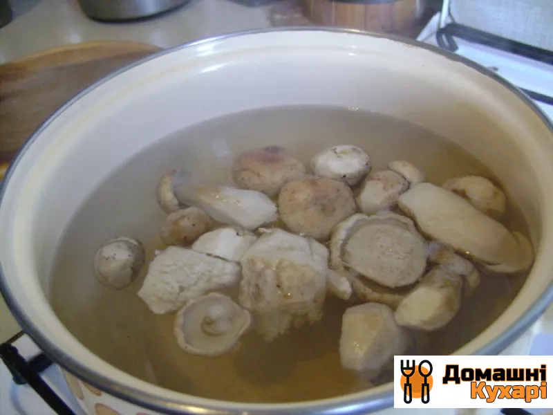 Грибний суп з білих заморожених грибів - фото крок 1