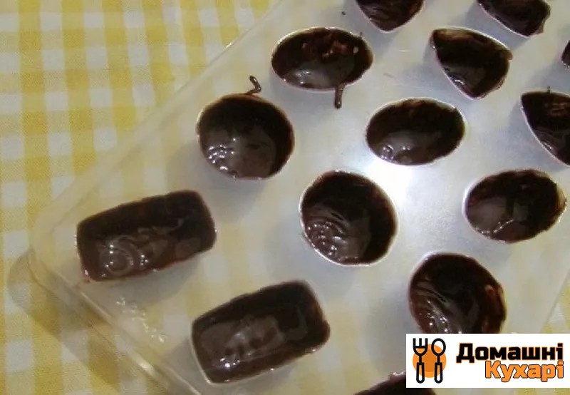 Шоколадні цукерки з персиковим мусом - фото крок 2