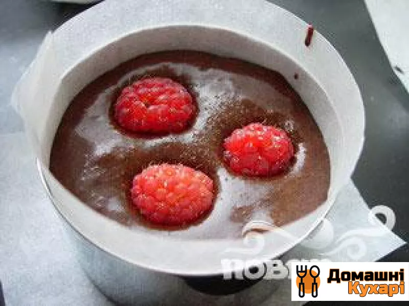 Шоколадний кекс з малиновим соусом - фото крок 5