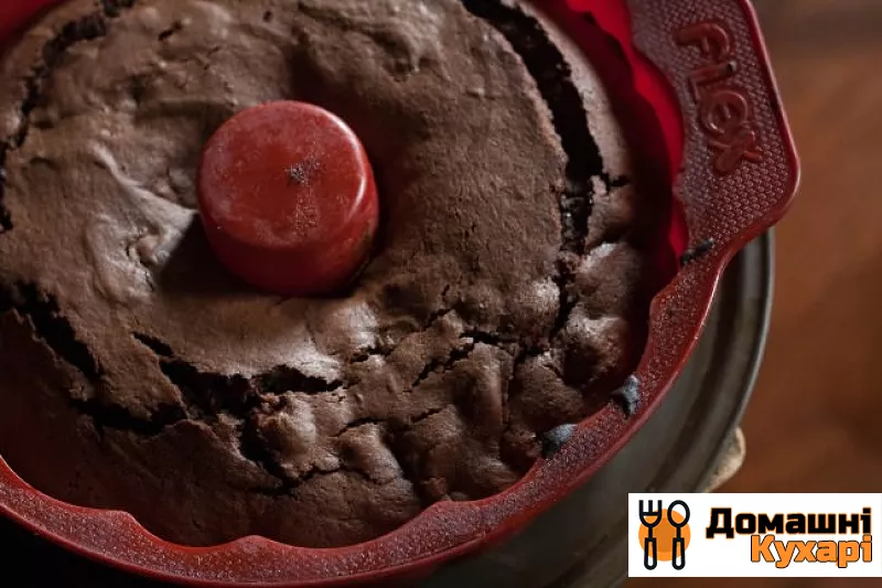 Шоколадный пирог с вишней и миндалем - фото крок 8