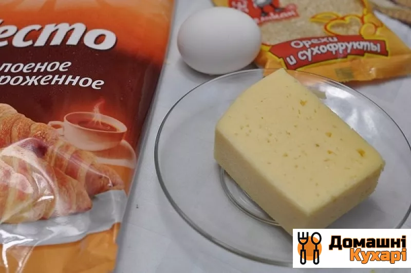 Слоеное тесто с сыром в духовке - фото крок 1