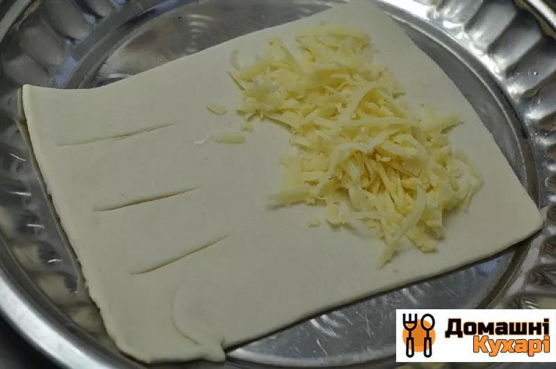 Слоеное тесто с сыром в духовке - фото крок 2