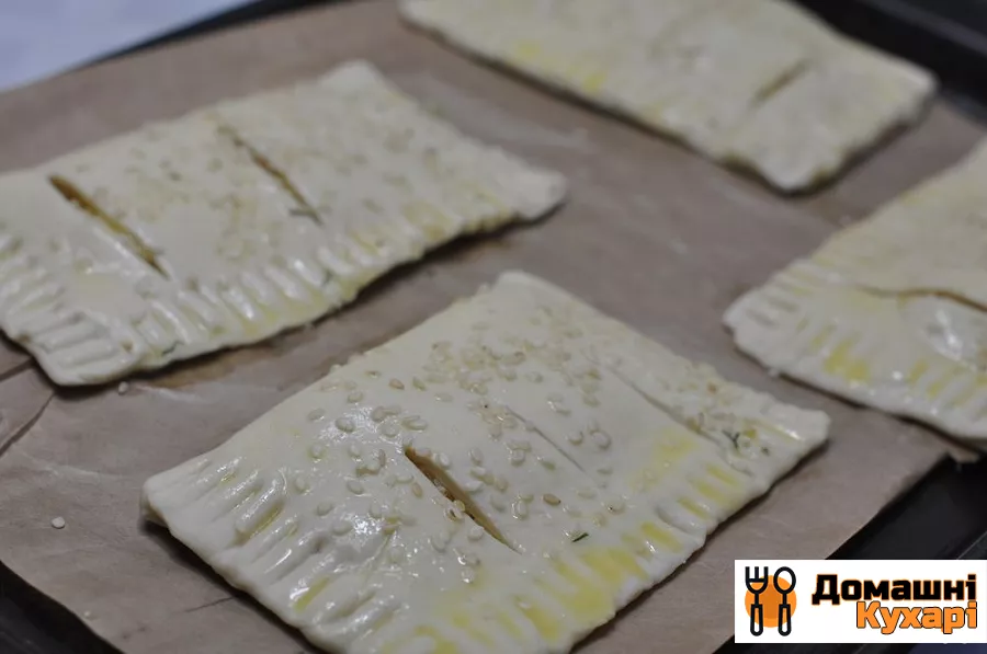 Слоеное тесто с сыром в духовке - фото крок 3