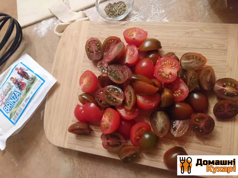 Слойки з бринзою і помідорами - фото крок 1