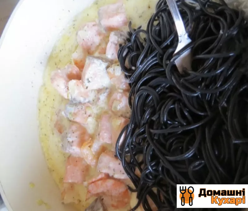 Спагеті з чорнилом каракатиці в вершковому соусі - фото крок 7