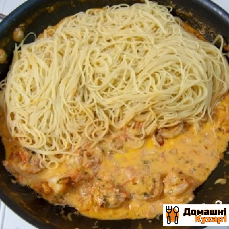 Спагеті з креветками в вершково-томатному соусі - фото крок 7