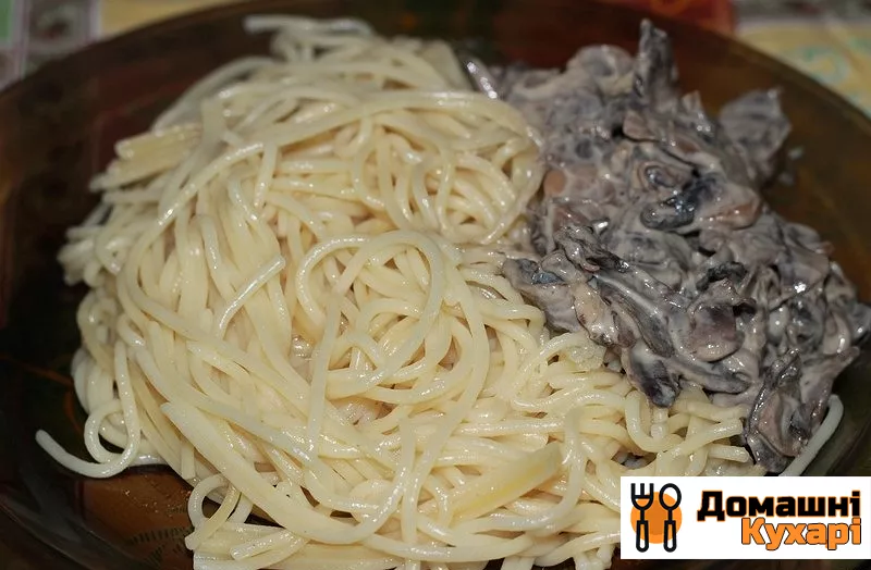 Спагеті з вершками і грибами - фото крок 4