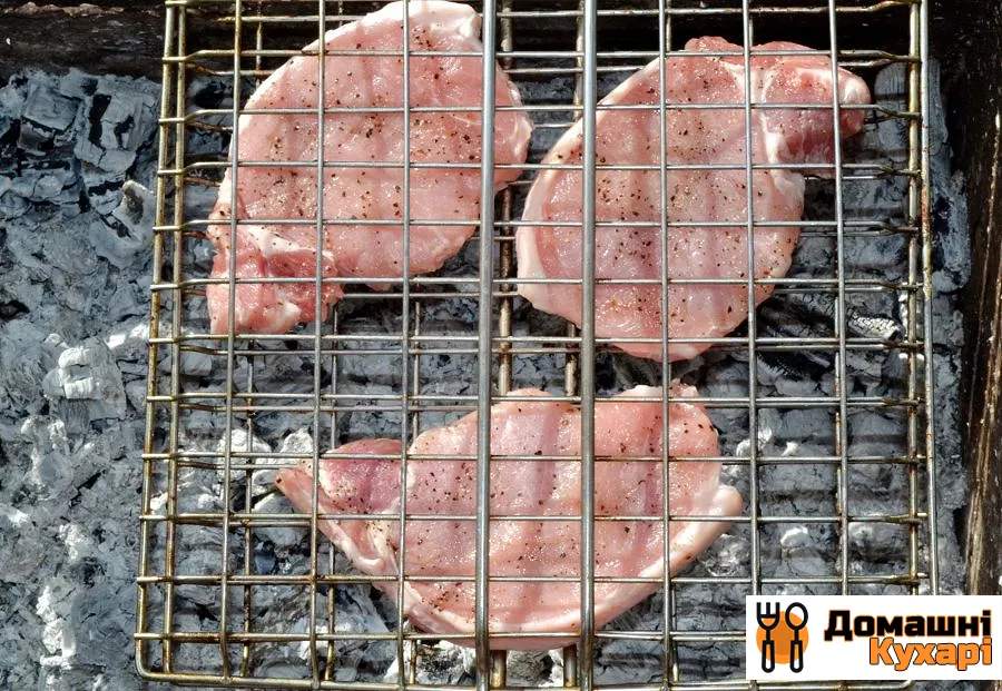 Стейк зі свинини на мангалі - фото крок 6