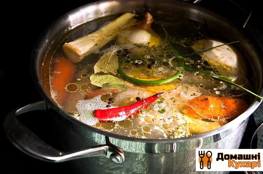 Суп з домашньою куркою і смаженої локшиною - фото крок 3