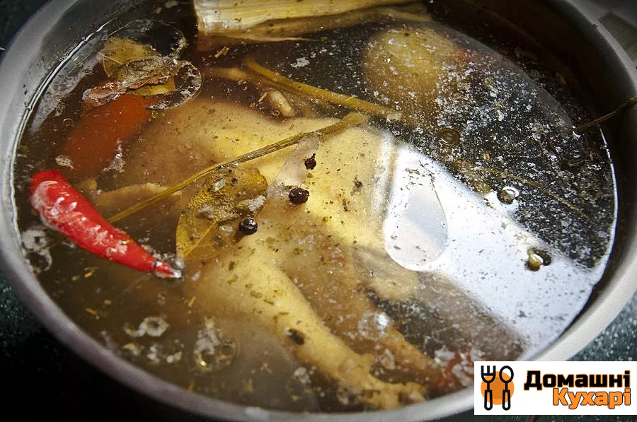 Суп з домашньою куркою і смаженої локшиною - фото крок 4