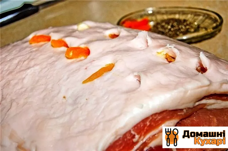 Свиная корейка на кости с морковью - фото крок 3